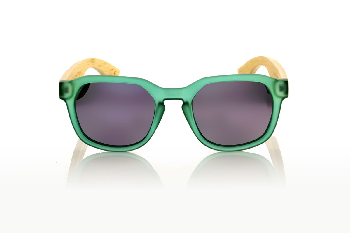 Wood eyewear of Maple MOON GREEN. MOON GREEN sunglasses are the freshness you are looking for to complete your look. With a hexagonal frame in an eye-catching matte transparent green, these glasses are the definition of unique style. The temples, made of maple wood, add that natural and subtle touch, making each pair something special. The combination is not only visually attractive, but also comfortable and practical for everyday use. Whether for a walk through the city or a getaway to nature, the MOON GREEN accompanies you with style and protection. Front measurement: 148x50mm. Caliber: 53. for Wholesale & Retail | Root Sunglasses® 